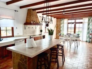 グラン・タラハルにあるCasa La Fuentitaの大きな島(椅子、テーブル付)のあるキッチンが備わります。