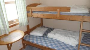 Tempat tidur susun dalam kamar di Bøyum Camping