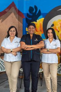 Tres mujeres y un hombre posando para una foto en hotel nativo, en Valledupar