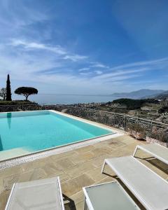 uma piscina com vista para o oceano em Villa Gaia - Luxury Villa, pool & wellness rooms em Bordighera