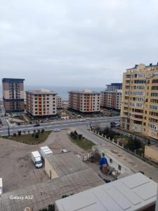 uma vista aérea de uma cidade com edifícios e uma rua em Luxury Guest House em Sumqayıt