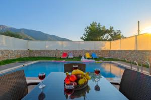 a table with a bowl of fruit next to a swimming pool at Alternatif Villaları in Fethiye