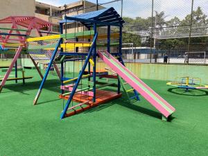 un parque infantil con toboganes coloridos en Ao Lado do Aeroporto Com Vaga Coberta e Wifi 300 mb POWER en Guarulhos