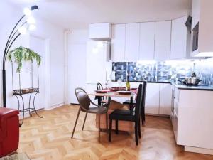 een keuken met een tafel en stoelen in een kamer bij Pretty and neat bedroom in my cosy appartment. in Puteaux