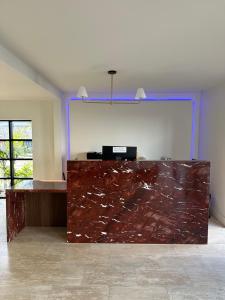 Habitación grande con una gran pared de piedra marrón. en Dusk Hotel Hollywood, en Los Ángeles