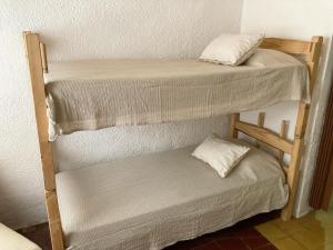 Un ou plusieurs lits superposés dans un hébergement de l'établissement ze-ora