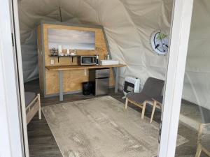 Canyon Rim Domes - A Luxury Glamping Experience!! في مونتيسلو: غرفة مع طاولة وميكروويف في يورت