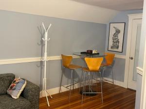 un soggiorno con tavolo e sedie di Comfortable loft with private bathroom a Boston