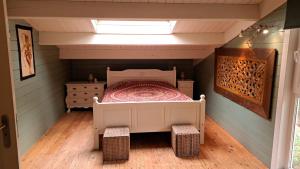 comfortable chalet in a unique location in forest في Essen: غرفة نوم بسرير في زاوية الغرفة