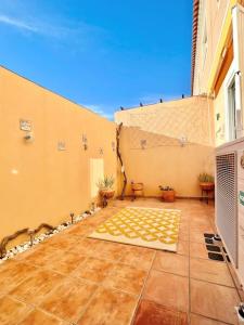 un patio con una alfombra en el suelo de un edificio en Newly Refurbished Apartment, en Cuevas del Almanzora