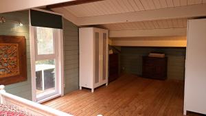 صورة لـ comfortable chalet in a unique location in forest في Essen