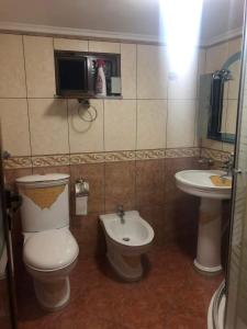 uma casa de banho com um WC e um lavatório em Villa Ceni 2 em Elbasan