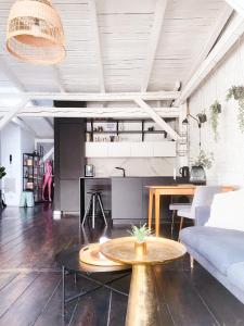 een woonkamer met een bank en een tafel bij Apartament Loft 80m2 w sercu miasta in Bydgoszcz