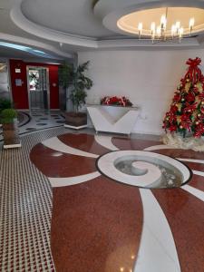un vestíbulo con un árbol de Navidad decorado y un suelo de espiral en Apto 4 Quartos em Itapema, en Itapema