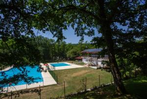 dom z basenem na podwórku w obiekcie CAMPING ETXARRI w mieście Echarri-Aranaz