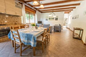 eine Küche und ein Esszimmer mit einem Tisch und Stühlen in der Unterkunft A Casa di Mila - Appartamento con piscina in Sori
