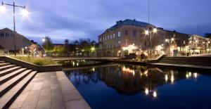 un fiume in una città di notte con edifici di Direkt am See gelegenes Ferienhaus a Hjälmared