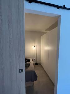 une chambre avec un lit et une lampe dans l'établissement "Lou Mes" Baux-de-provence Balcon, aux Baux-de-Provence