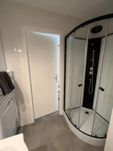 La salle de bains est pourvue d'une douche avec une porte en verre. dans l'établissement "Lou Mes" Baux-de-provence Balcon, aux Baux-de-Provence