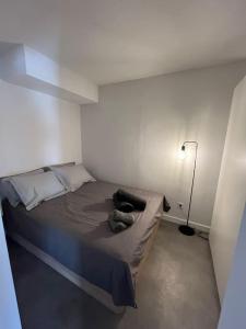 Cette petite chambre dispose d'un lit avec une lampe et d'un lit sidx. dans l'établissement "Lou Mes" Baux-de-provence Balcon, aux Baux-de-Provence