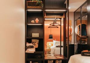 um quarto com uma estante de livros e uma cama em The Click Clack Hotel Medellín em Medellín