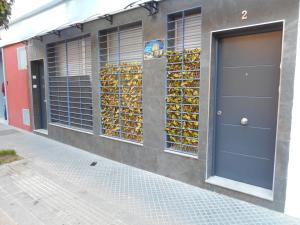 une façade d'un bâtiment avec une porte bleue dans l'établissement Loft La Calahorra del Bere con posibilidad de aparcamiento Pregunta por el PACK MÁS AMOR, à Cordoue