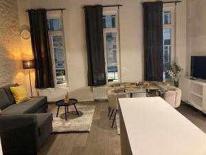 - un salon avec un canapé et une table dans l'établissement Luxury Suites Princess, à Anvers