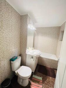 y baño con aseo, lavabo y bañera. en 2 Bedroom Apartment and Separate Kitchen 52mp, en Timisoara