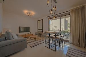 - un salon avec un canapé et une table dans l'établissement Modern 1-Bedroom Apartment in G-Cribs, El Gouna, pool access, à Hurghada