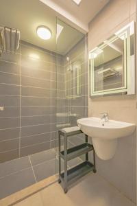 La salle de bains est pourvue d'un lavabo et d'une douche en verre. dans l'établissement Modern 1-Bedroom Apartment in G-Cribs, El Gouna, pool access, à Hurghada
