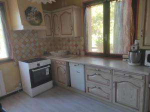 Nhà bếp/bếp nhỏ tại Maison au pied de la montagne