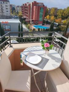 Balkón nebo terasa v ubytování Afrodita Palas , studio appartment 4 floor, pool view