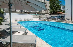 Bazén v ubytování Hotel Embassy nebo v jeho okolí