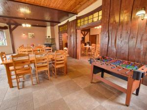 comedor con mesa y paredes de madera en Villasol, en Polanica-Zdrój