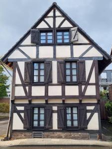 an old building with black and white at altes romantisches Fachwerkhaus in Rheinnähe auch für Workation geeignet in Cologne