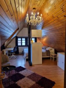 een woonkamer met een kroonluchter en een slaapkamer bij altes romantisches Fachwerkhaus in Rheinnähe auch für Workation geeignet in Keulen