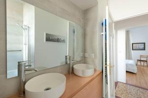 a bathroom with two white sinks and a shower at Appt F4 Neuf Lumineux, centre Ville, Garage in Clermont-Ferrand