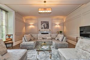 sala de estar con sofá y TV en Finest Retreats - Ttich Manor en Milton Keynes