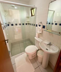 y baño con aseo, lavabo y ducha. en Pousada Portal Sul, en Florianópolis