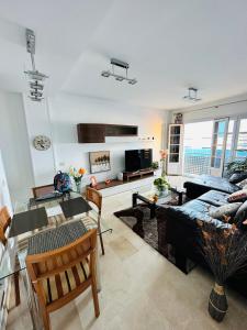 una sala de estar con un sofá y una mesa en Elena is a comfortable and well located flat, en Las Palmas de Gran Canaria