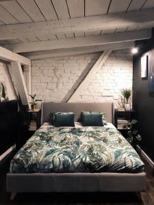 sypialnia z dużym łóżkiem w pokoju w obiekcie Apartament Loft 80m2 w sercu miasta w Bydgoszczy