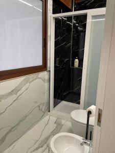 een badkamer met wastafel, douche en toilet bij Sweet Dream in Caserta