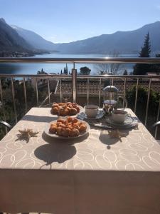 stół z dwoma talerzami jedzenia na balkonie w obiekcie Apartments Nadja w Kotorze