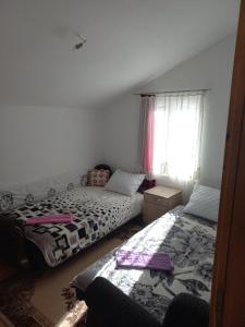 1 dormitorio con 2 camas y ventana en HOUSEHOLD MIKO MERDOVIC - 15e per person en Berane