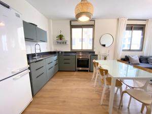 una cucina con tavolo e una sala da pranzo di Sea Suites a Tel Aviv