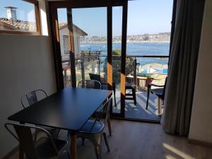 una sala da pranzo con tavolo e vista sull'oceano di Costanera240 a El Quisco