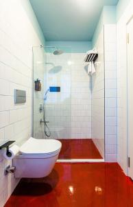 uma casa de banho com um chuveiro, um WC e uma banheira em POPSTEL em Istambul