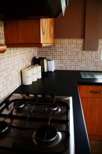 kuchnia z płytą kuchenną w kuchni w obiekcie 1FG Dreams Unlimited Serviced Accommodation- Staines - Heathrow w mieście Stanwell