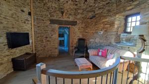 Μια τηλεόραση ή/και κέντρο ψυχαγωγίας στο The Unique Round Tower Gite at Chateau de Chauvac