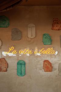 a cake with the words la withothoth on a wall at Hotel Scappata in Progreso